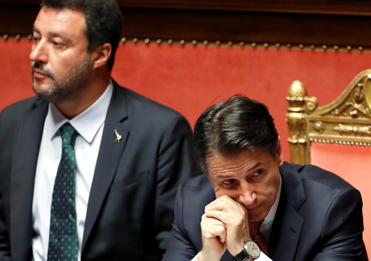 Le Premier Ministre Italien Giuseppe Conte Jette L Ponge Le