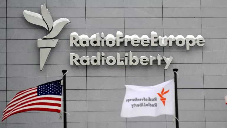 Radio Free Europe face à l’incertitude : les défis du financement après les coupes de Trump