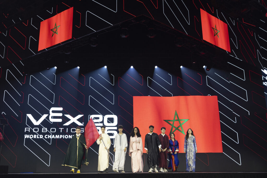 L’ancien ambassadeur américain célèbre le drapeau marocain hissé au VEX Robotics à Dallas 1 VEX Morocco
