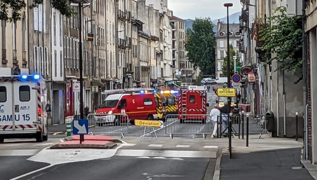 France : une attaque massive d’abeilles fait 24 blessés, la justice envisage l’euthanasie de la colonie 1 Aurillac
