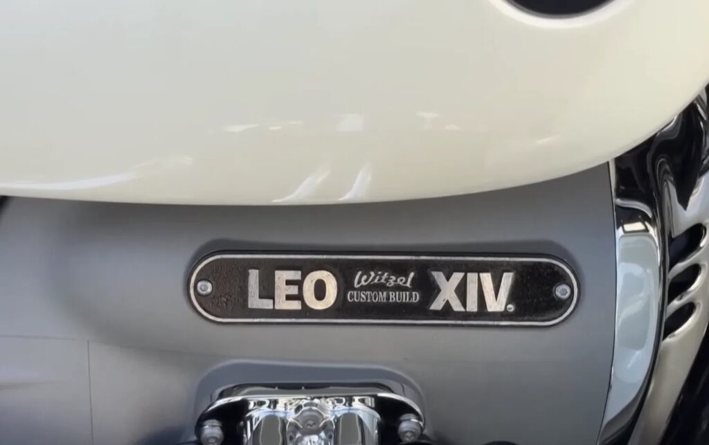 Quand le Pape troque la Papamobile pour une BMW Holy Moto 4 Holy Moto 1
