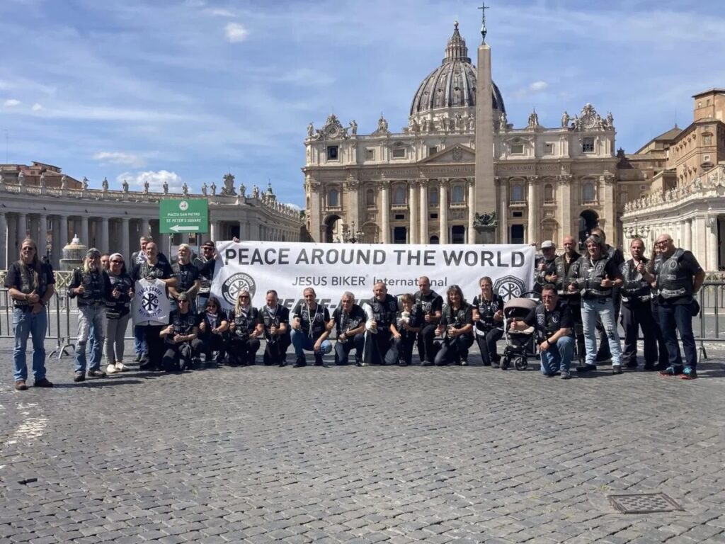 Quand le Pape troque la Papamobile pour une BMW Holy Moto 1 christian jesus bikers 01.jpg