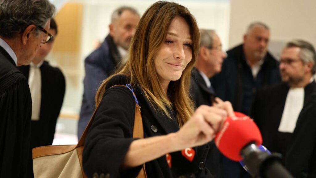 furieuse carla bruni arrache la bonnette dun micro mediapart apres le jugement de nicolas sarkozy