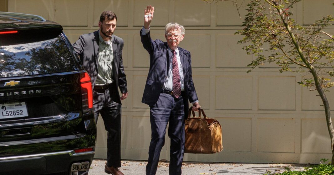 John Bolton, le faucon déchu de Trump, inculpé pour secrets d’État