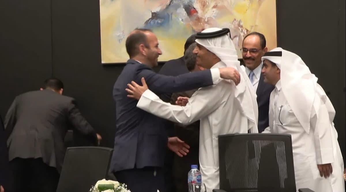 Une accolade entre un ministre israélien et le chef de la diplomatie qatarie scelle la première phase d’un accord de paix à Gaza