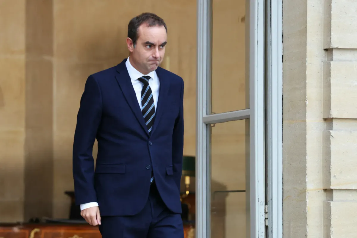 Coup de tonnerre à Paris : Sébastien Lecornu démissionne 14 heures après avoir annoncé son gouvernement