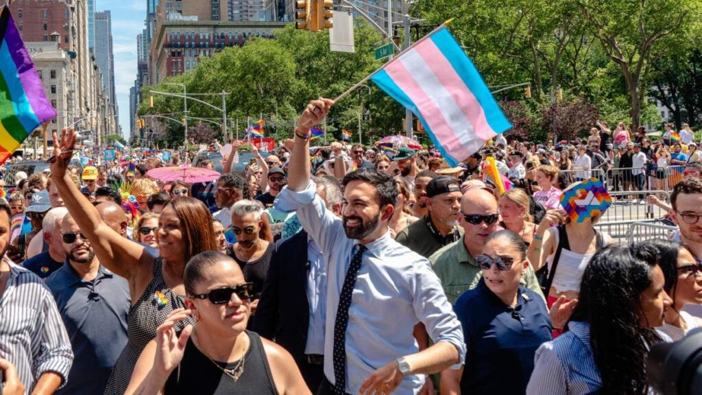 Zohran Mamdani, premier maire musulman de New York ... farouche défenseur de la cause LGBTQIA+ 2 zohran mamdani waves transgender flag 2