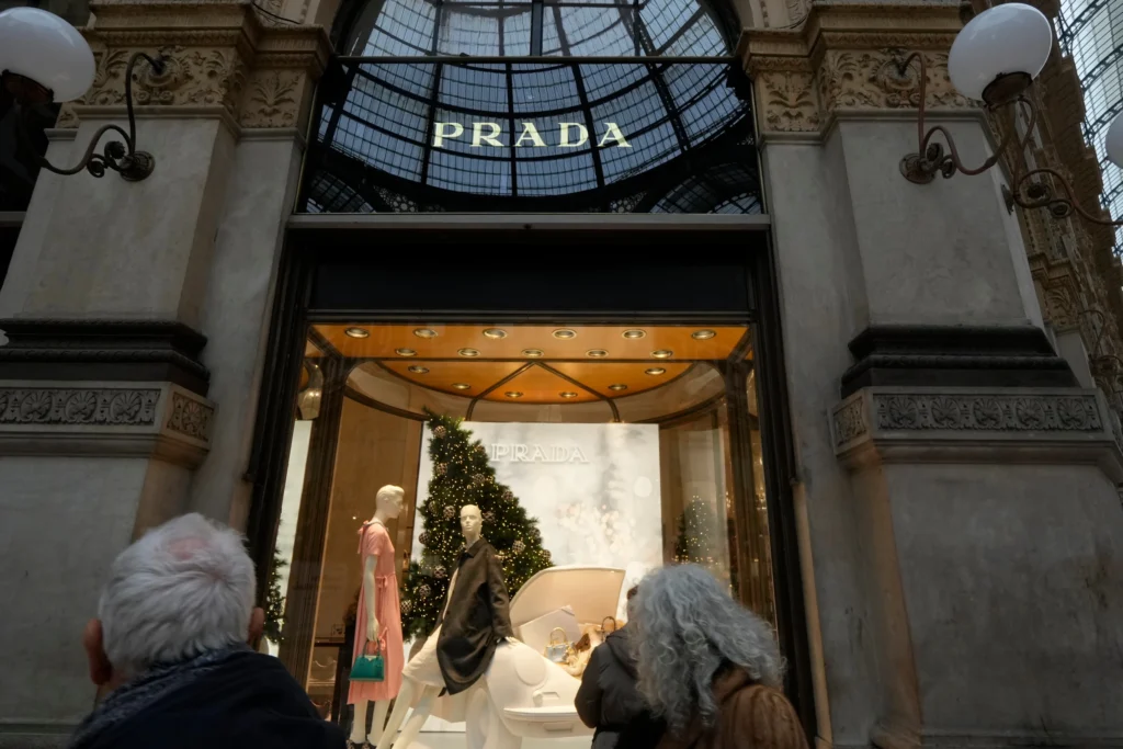 Prada le minimaliste rachète Versace le maximaliste pour 1,4 milliard de dollars 2 Prada Magazin