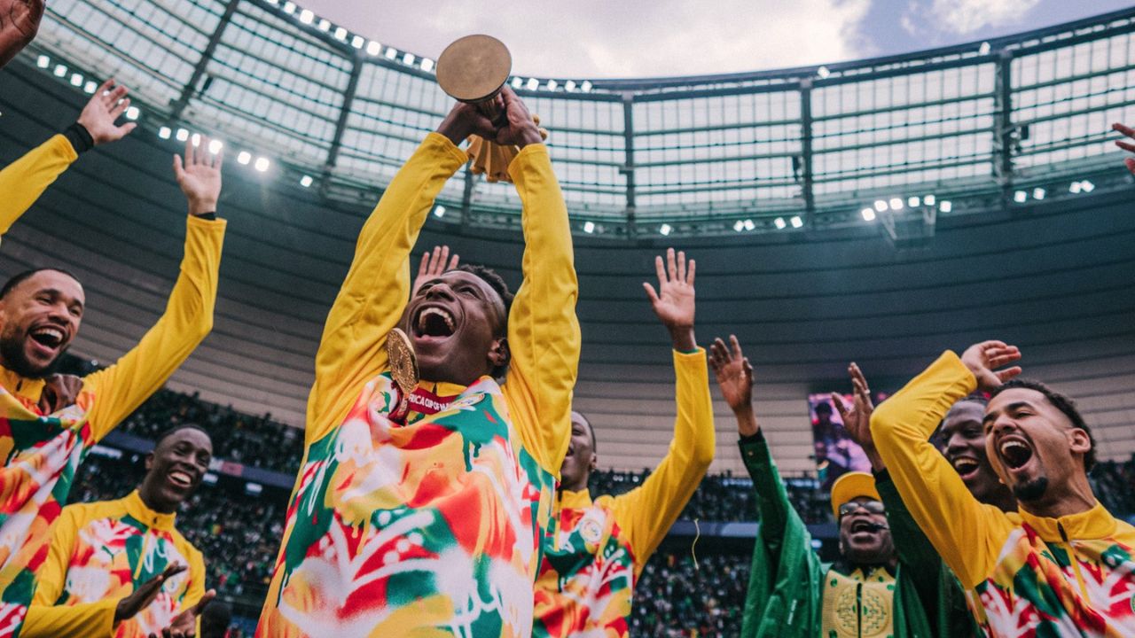CAN 2025 : Déchu de son titre, le Sénégal exhibe le trophée au Stade de France en défi au verdict de la CAF