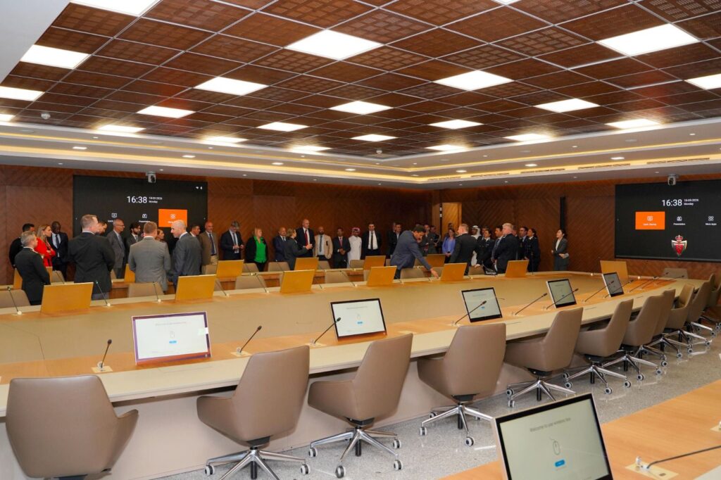 Des officiers de liaison et attachés sécuritaires diplomatiques en visite au nouveau siège de la DGSN 2 DGSN VisiteSiege Diplo 6