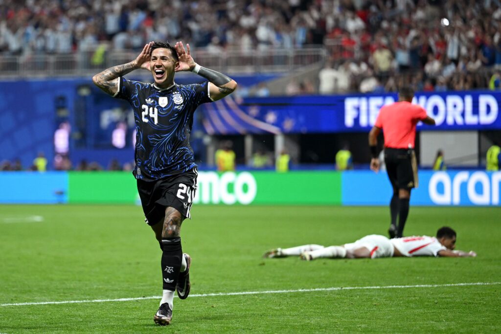 L'Argentine arrache la finale dans un scénario de cauchemar pour l'Angleterre 4 Argentina England 3