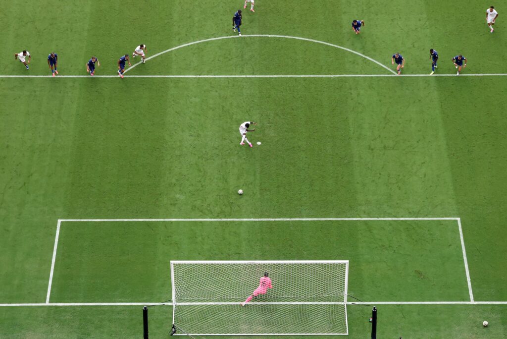 Saka humilie Mbappé et la France ! Le triplé de folie qui se termine en carnage 6-4 pour l’Angleterre 4 ENxFR WC2026 4.jpg