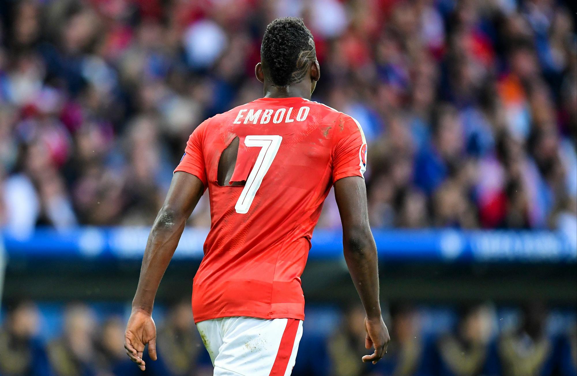 Chadi Riad change 3 fois de maillot dans UN SEUL match : Puma sous les feux des critiques 6 Embolo PUMA