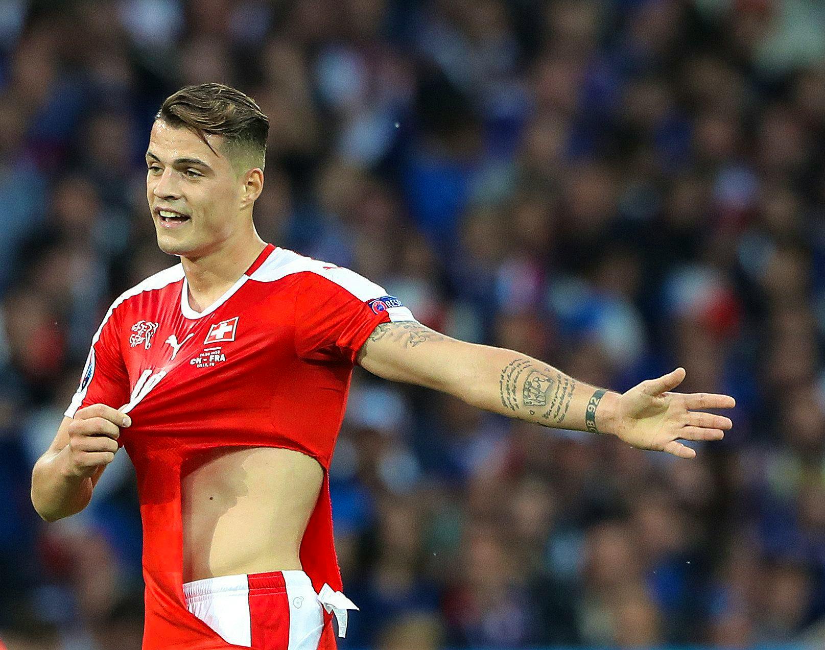 Chadi Riad change 3 fois de maillot dans UN SEUL match : Puma sous les feux des critiques 5 Granit Xhaka PUMA