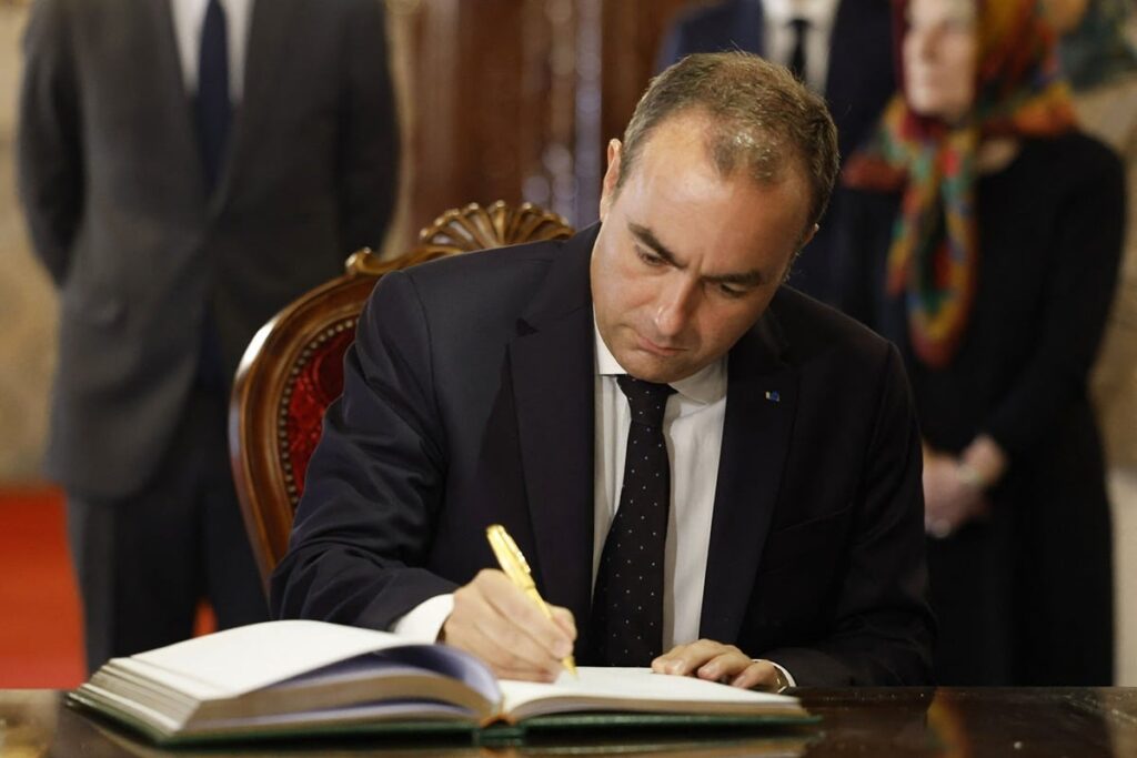 Sébastien Lecornu se recueille au mausolée Mohammed V à Rabat 1 Lecornu Mausolee MV 1