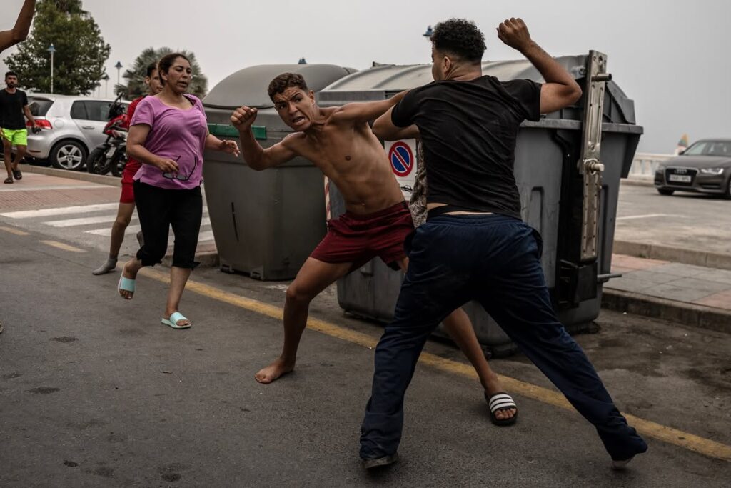 Sebta : deux ONG internationales dénoncent des conditions « inhumaines » et des retours forcés vers le Maroc 5 Over the last five days up to 60000 Africans surged from Morocco into the Spanish territory of 10