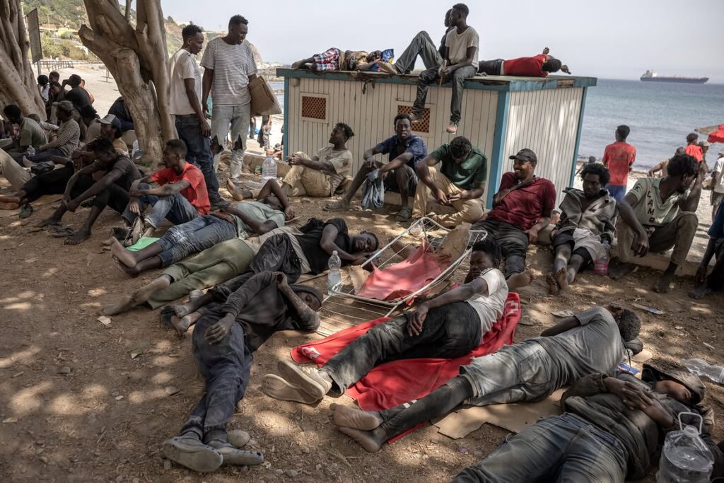 Sebta : deux ONG internationales dénoncent des conditions « inhumaines » et des retours forcés vers le Maroc 6 Over the last five days up to 60000 Africans surged from Morocco into the Spanish territory of 2