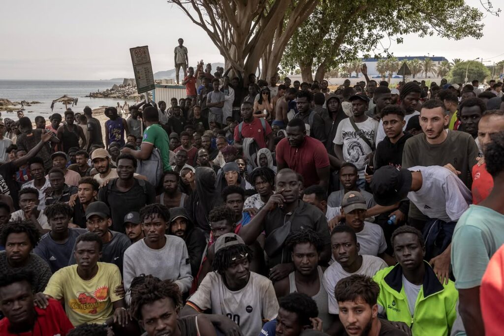 Sebta : deux ONG internationales dénoncent des conditions « inhumaines » et des retours forcés vers le Maroc 8 Over the last five days up to 60000 Africans surged from Morocco into the Spanish territory of 3