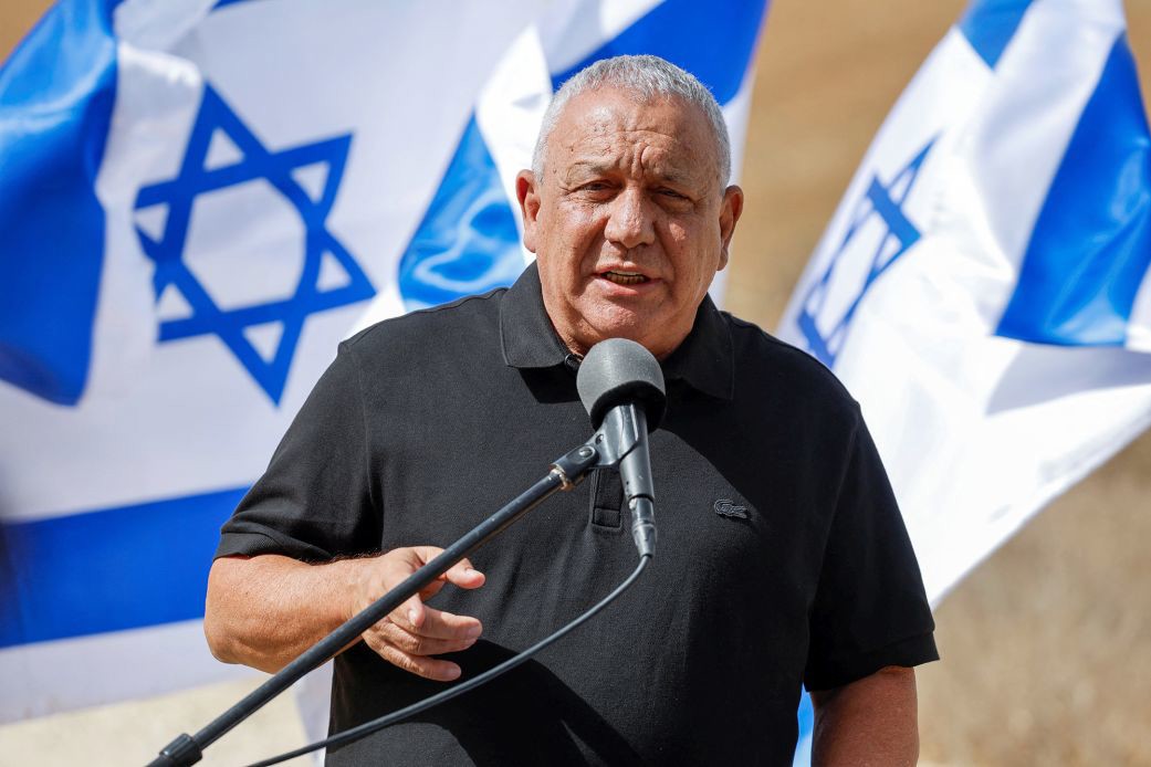 Gadi Eisenkot s’exprimant près de Mefalsim, le 15 octobre 2026.