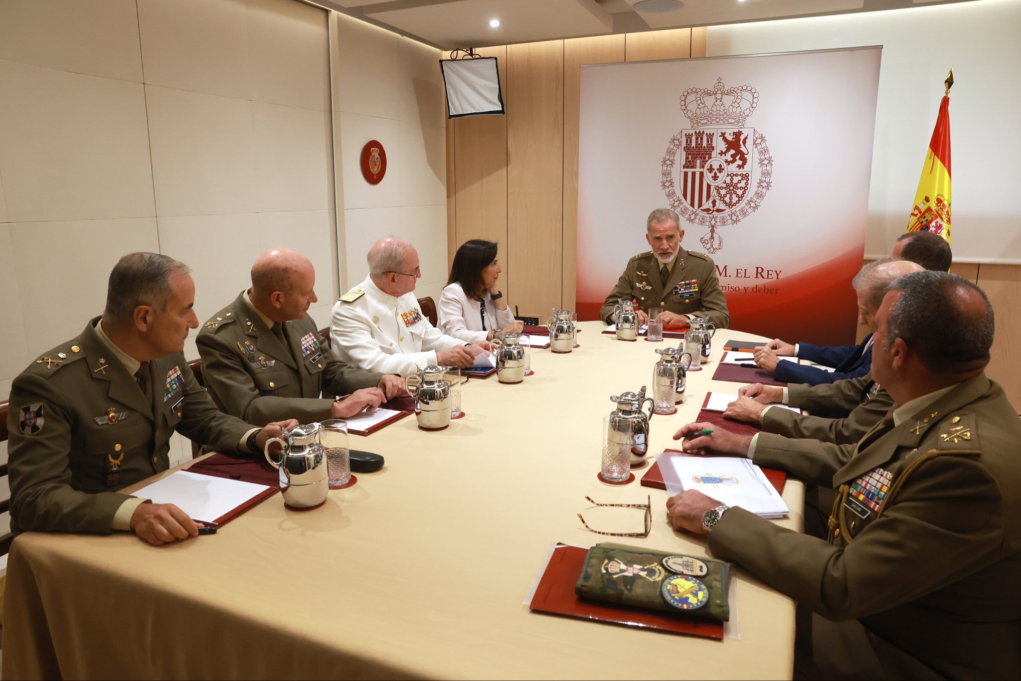 Photographie officielle d’une réunion consacrée à la défense de Sebta, au palais de la Zarzuela.