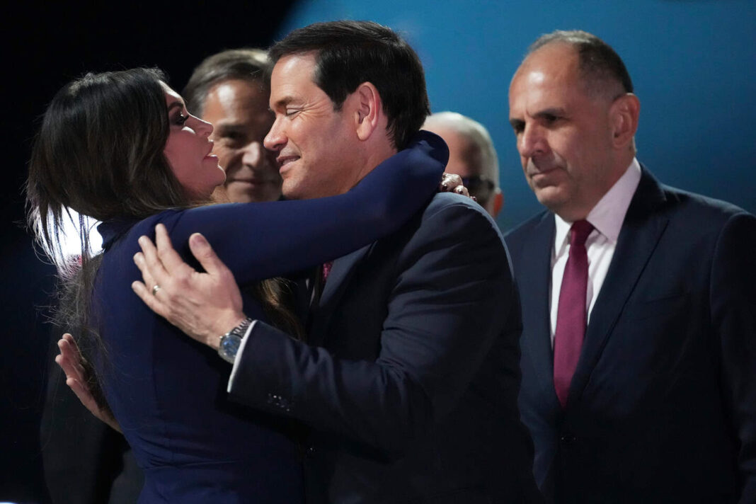 Elle enlace Rubio, Trump la pousse dehors : la folle semaine de l’ambassadrice MAGA Elle enlace Rubio, Trump la pousse dehors : la folle semaine de l’ambassadrice MAGA