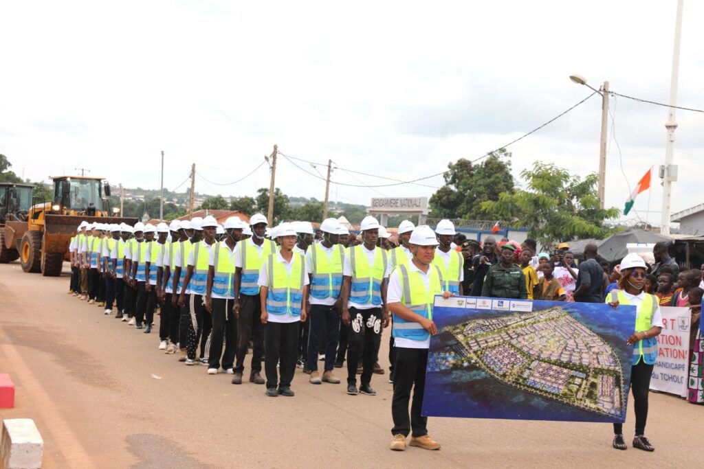 Des participants présentent la maquette du futur Port Sec de Ferkessédougou lors de la fête nationale ivoirienne 2026.