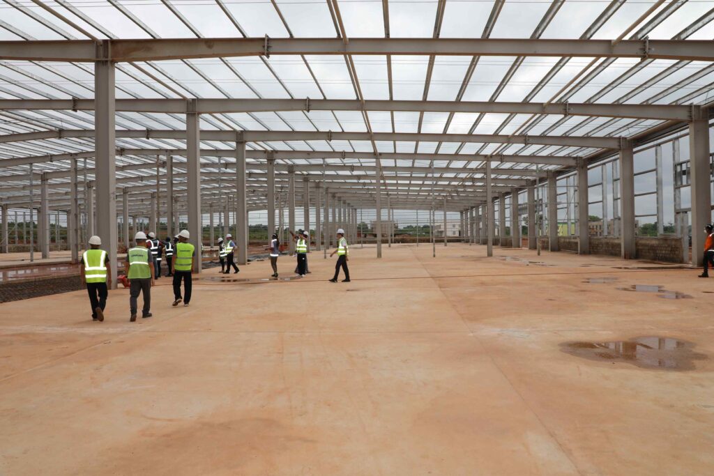 Structure métallique d’un bâtiment en chantier au Port Sec de Ferkessédougou en juillet 2026.