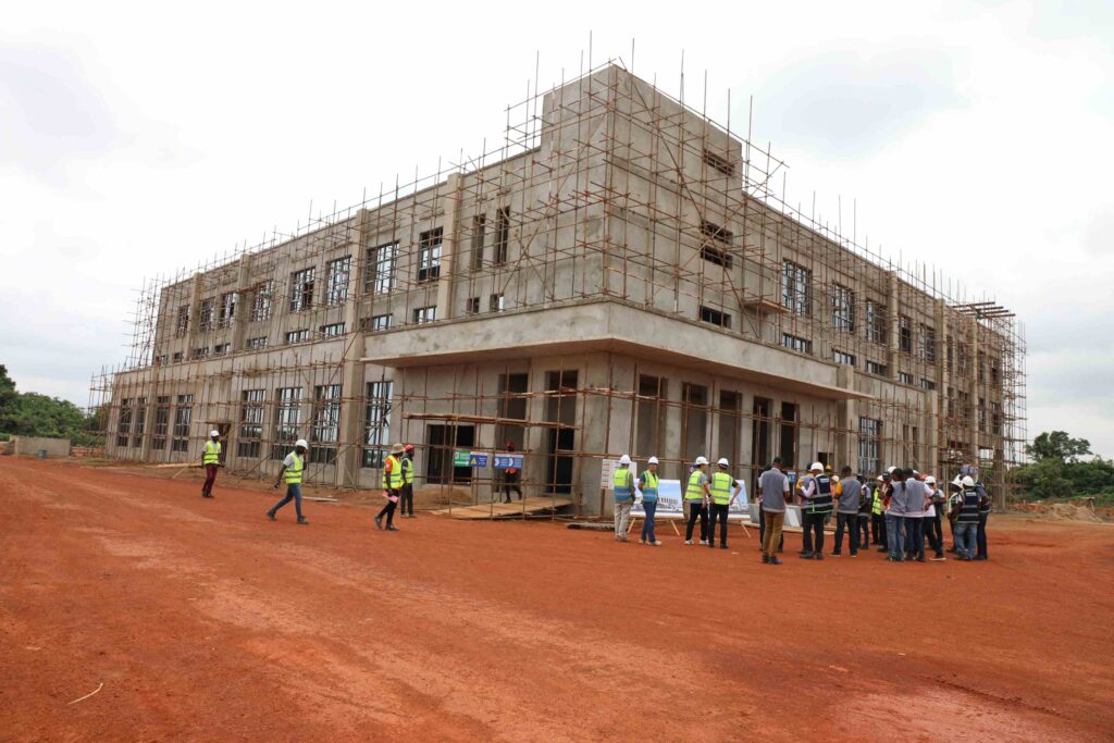 Bâtiment sur échafaudages sur le chantier du Port Sec de Ferkessédougou en juillet 2026.