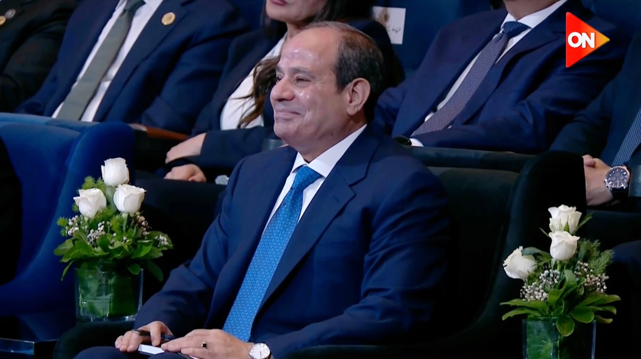Bassem Youssef devant Al-Sissi : que prépare le pouvoir égyptien ? 1 Abdel Fattah Al-Sissi sourit, assis parmi les participants au Forum d’Égypte, pendant la diffusion de la vidéo de Bassem Youssef.