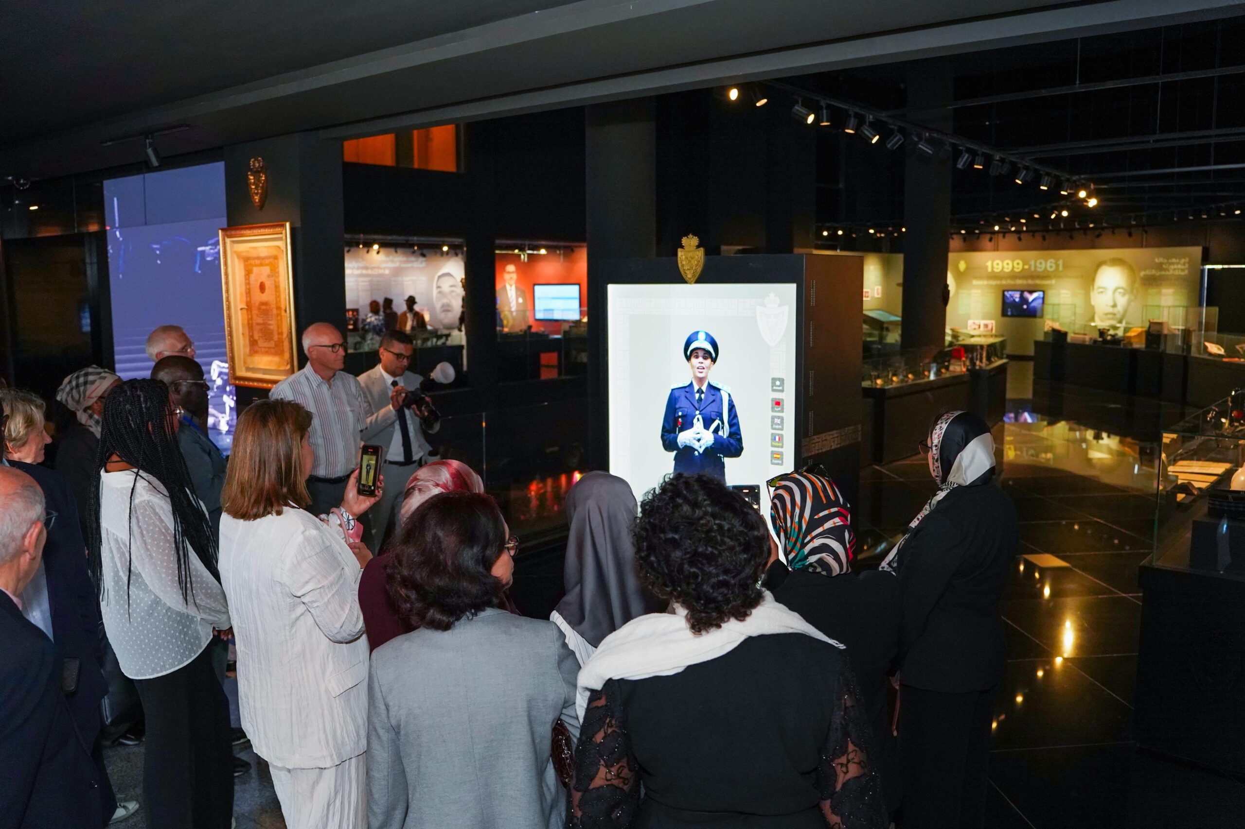 La DGSN reçoit des délégations judiciaires de 24 pays dans son nouveau siège à Rabat 2 Les visiteurs découvrent les expositions et un écran de présentation au Musée de la Sûreté nationale, dans le nouveau siège de la DGSN à Rabat.