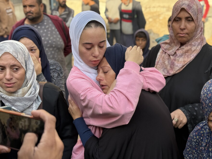 Une mère palestinienne pleure son fils à l’hôpital Al-Shifa, à Gaza-ville.