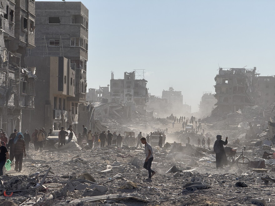 Des Palestiniens reviennent dans les ruines de Gaza-ville.
