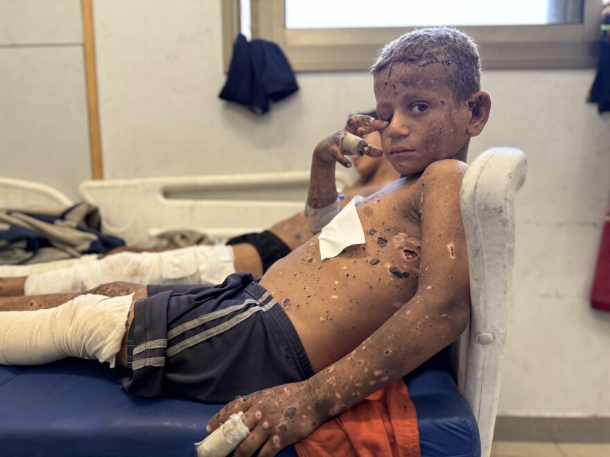 Joud Al-Angar et son jeune cousin à l’hôpital Al-Shifa.