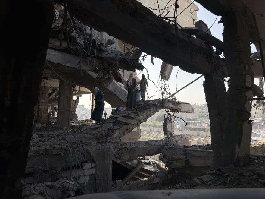 Des habitants inspectent une maison détruite à Gaza-ville.