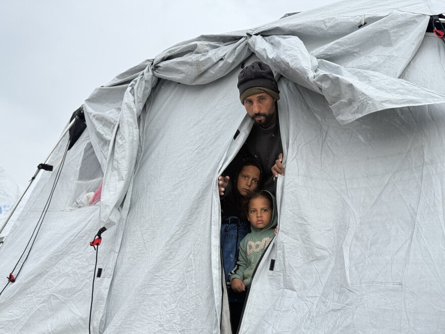 Raed el-Ghazawi et ses enfants dans leur tente.