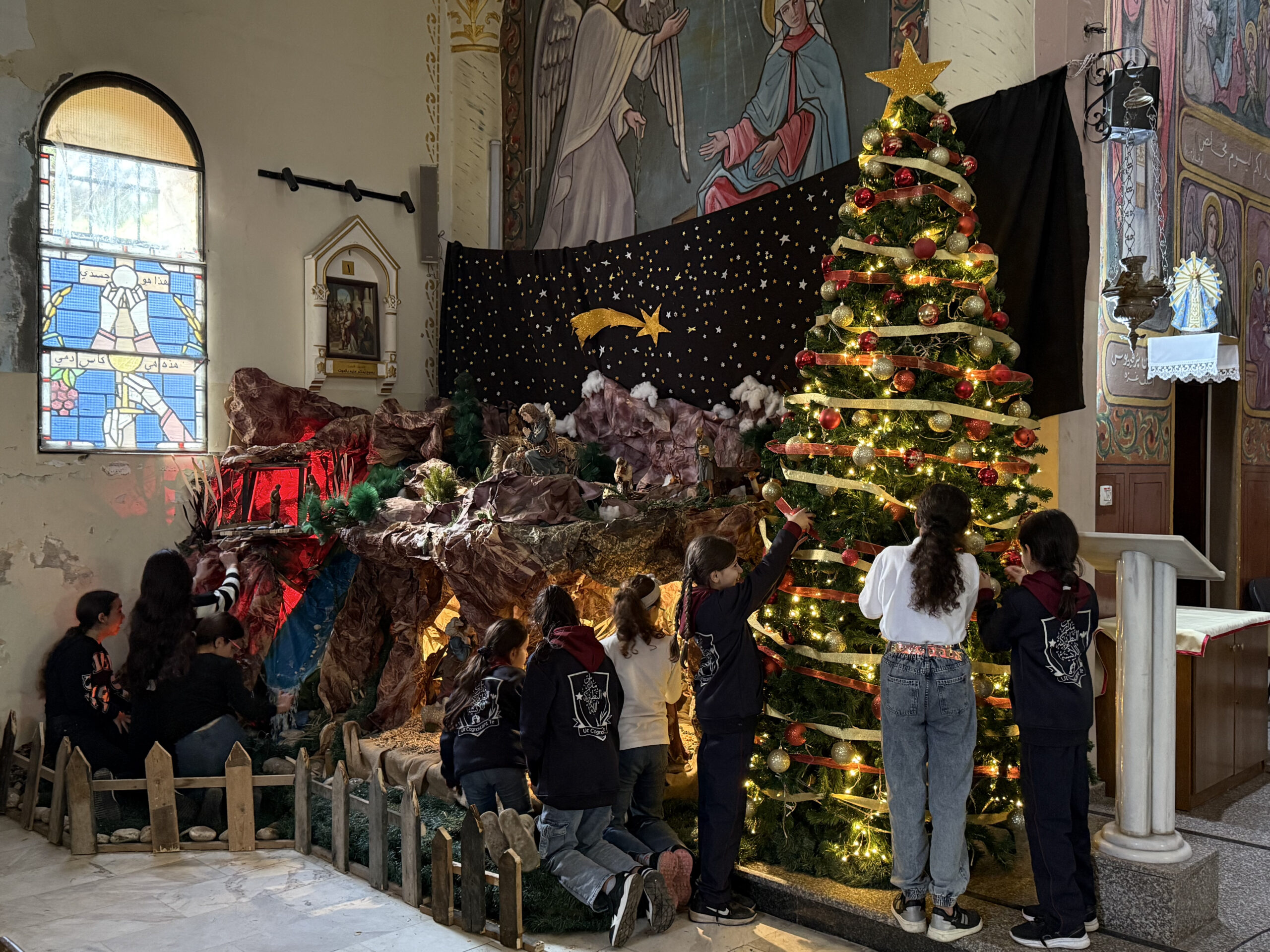 Des enfants chrétiens palestiniens décorent un sapin à Gaza-ville.