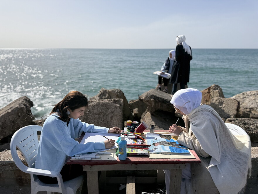 Des artistes palestiniennes peignent sur la plage de Gaza-ville.