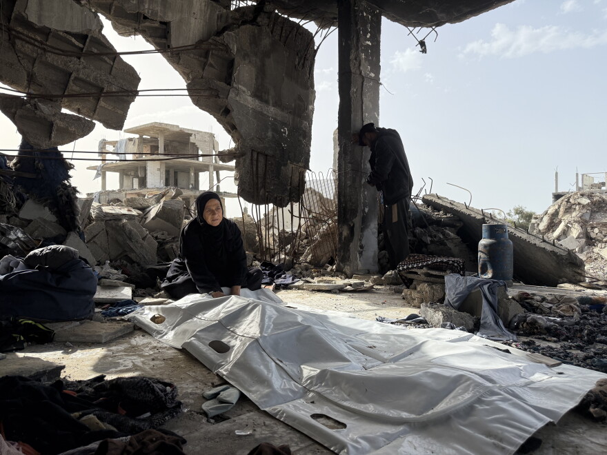 Une mère de la famille Abu Nasr auprès du corps de son fils à Beit Lahia.