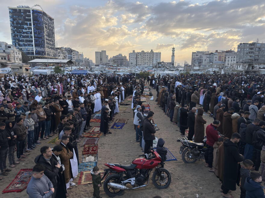 Des Palestiniens prient à Gaza-ville à la fin du Ramadan.
