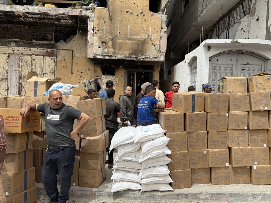 Des Palestiniens près de cartons d’aide alimentaire de l’ONU à Jabalia.