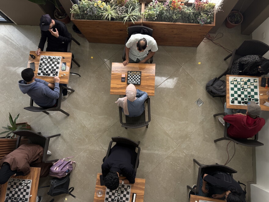 De jeunes joueurs d’échecs à Gaza-ville.