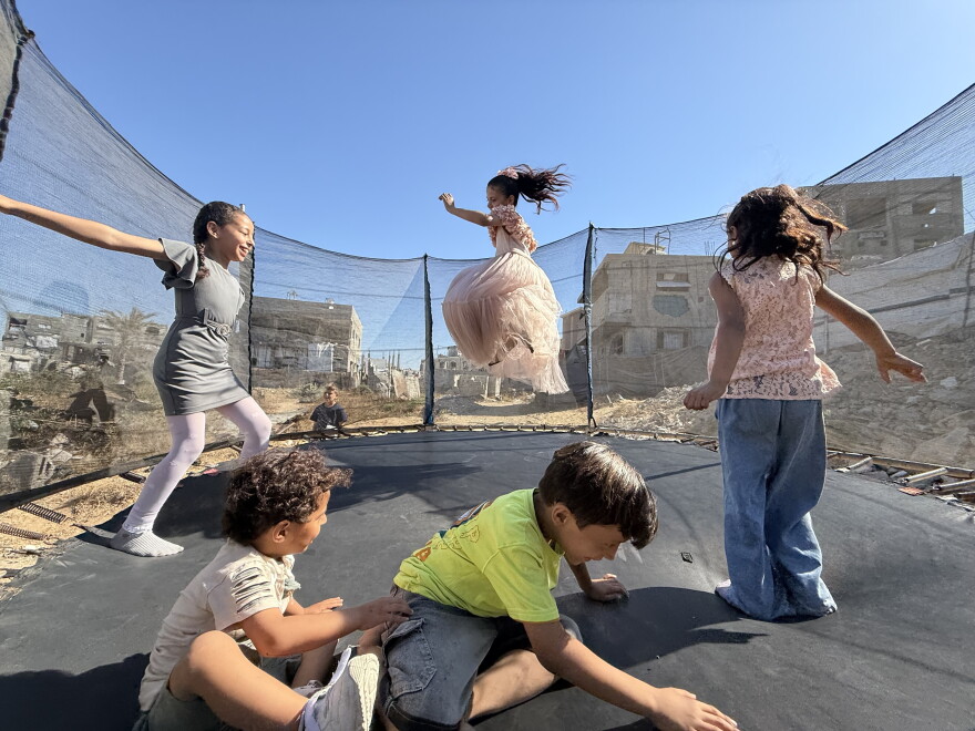 Des enfants sautent sur un trampoline à Beit Lahia.