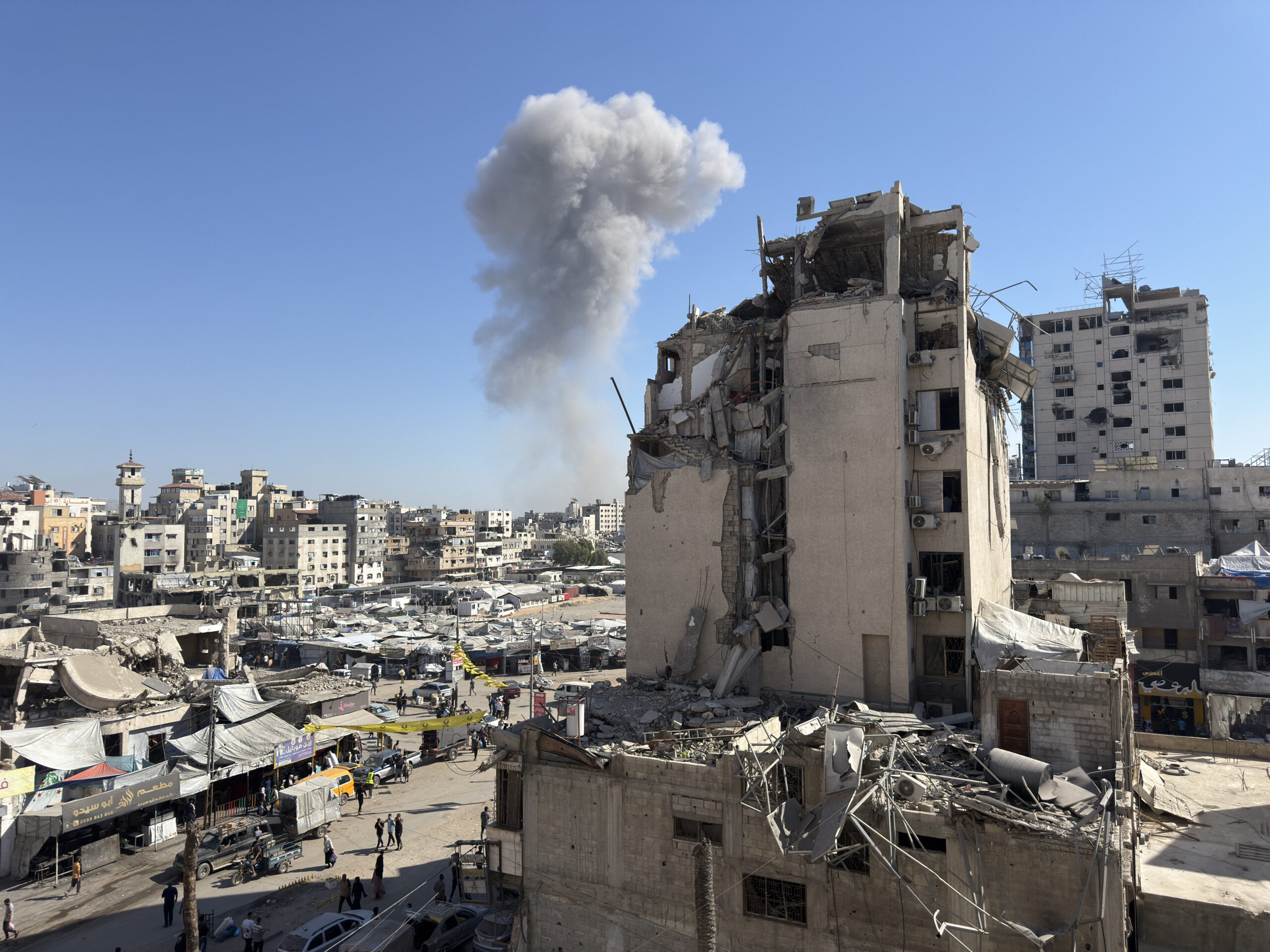 Un panache de fumée s’élève au-dessus de Gaza-ville.