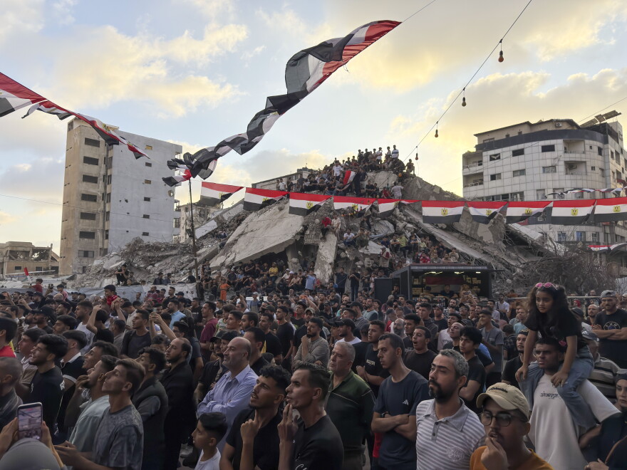 Des milliers de Palestiniens regardent un match de Coupe du monde à Gaza-ville.
