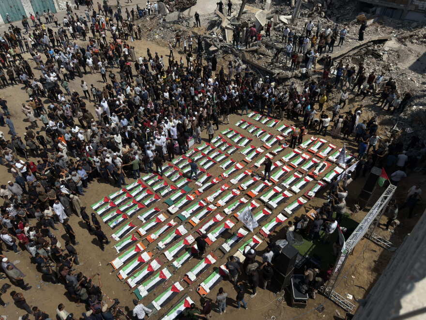 Des corps enveloppés de drapeaux palestiniens à Gaza-ville.