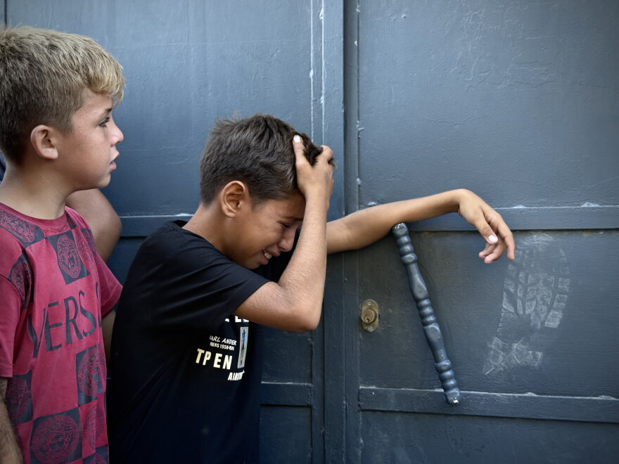 Un enfant pleure devant la morgue de l’hôpital Al-Shifa.