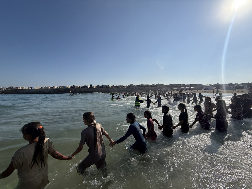 Des enfants forment une chaîne dans la mer à Khan Younès.