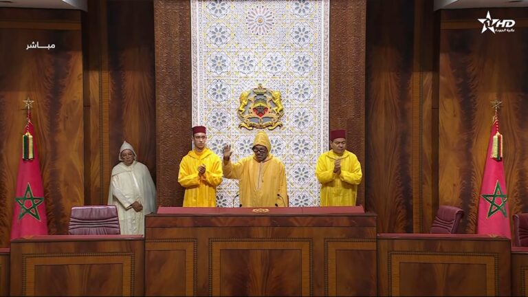 Le Roi Mohammed VI salue les parlementaires dans l’hémicycle le 9 octobre 2026, photographie originale sans ajout graphique.