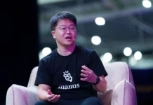 Manus lève plus de 500 millions de dollars après l’échec de son rachat par Meta Tao Zhang, cofondateur de Manus AI, lors d’une conférence à Singapour