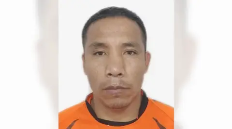 Portrait électoral de Hitler Mussolini Simeón Flores, portant un haut orange.
